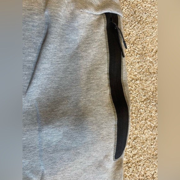 Men’s Nike Tech Gray Sweatpants Tapered Fit - Picture 5 of 6